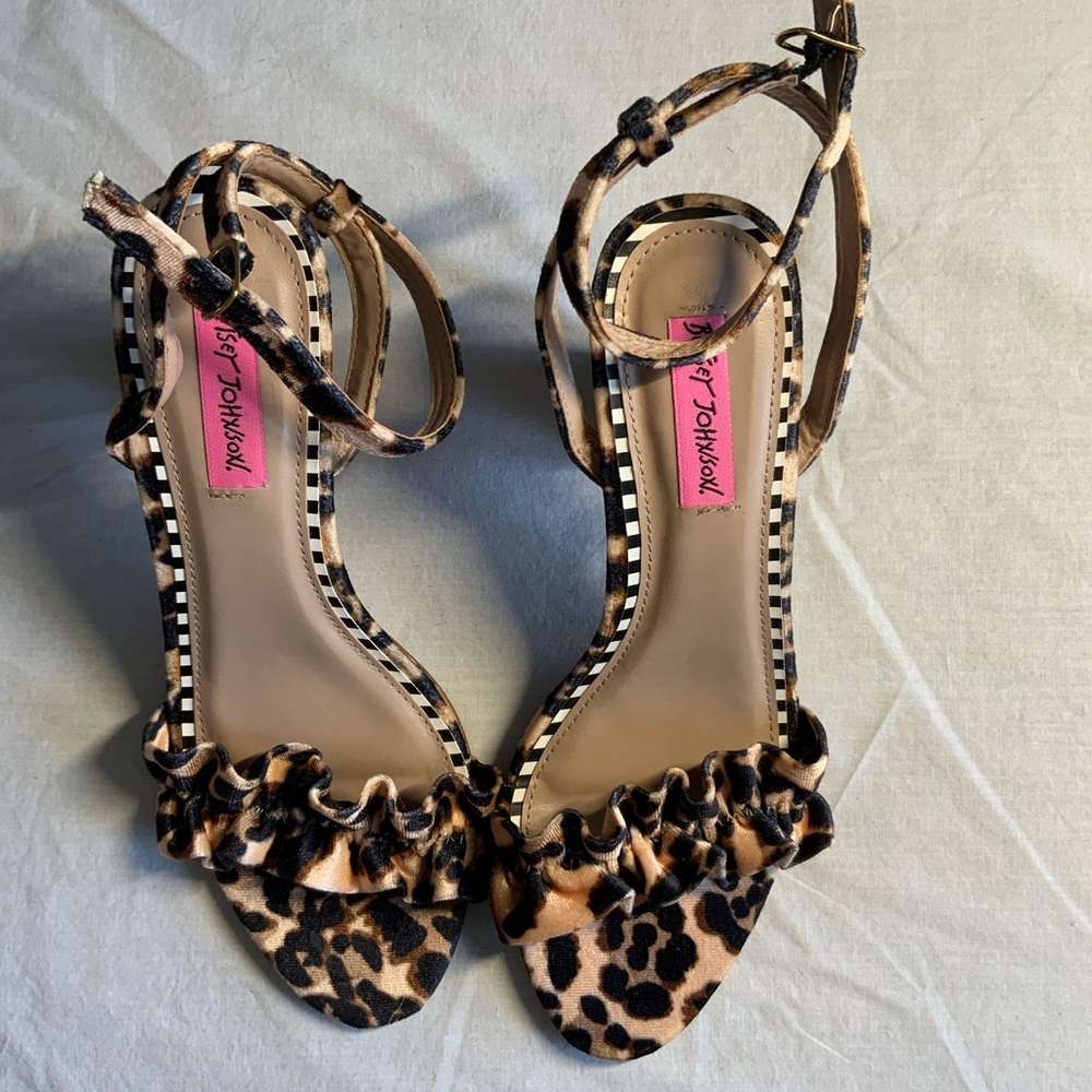 Betsy Johnson ILIANA velvet animal print sandals. NEW W/O TAGS OR BOX.
